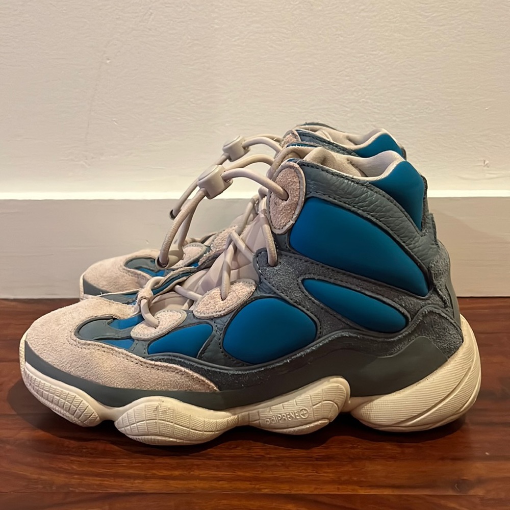 Lightly worn Yeezy - men 7 - women 8.5